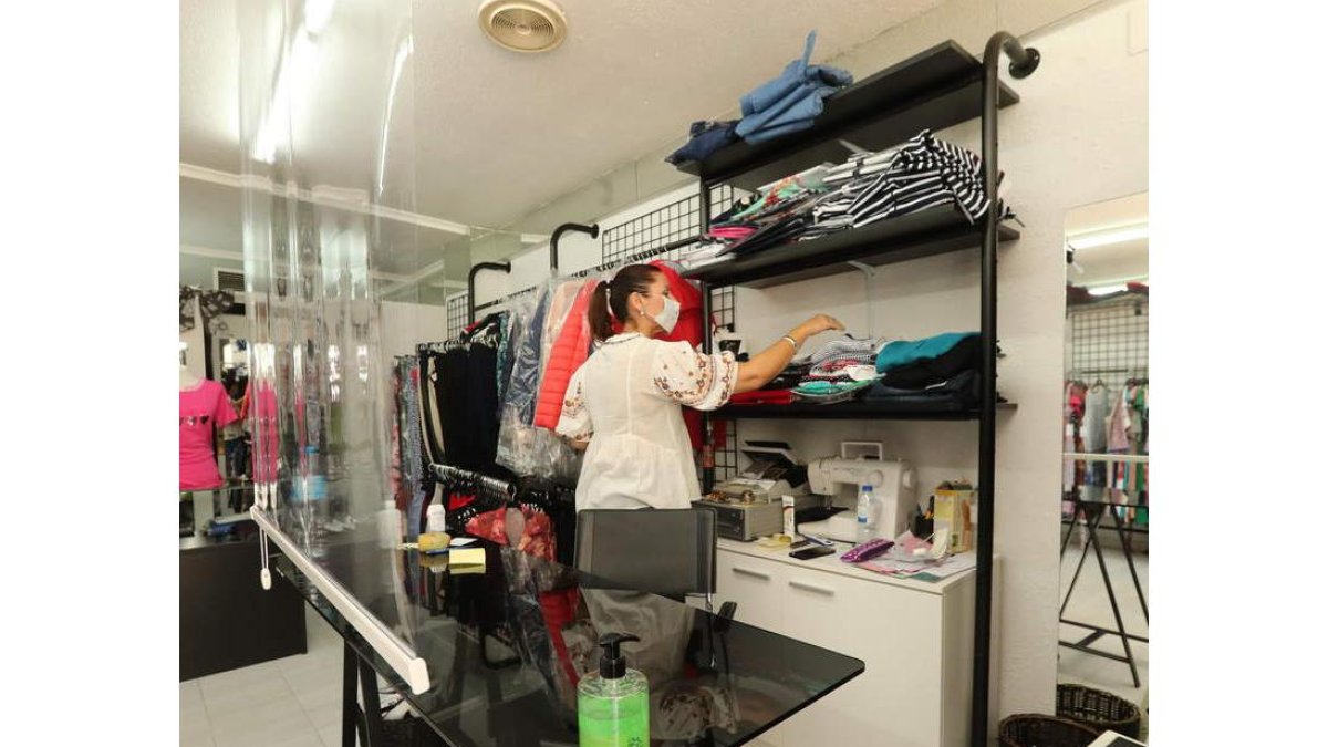 Interior de una tienda de ropa, ayer en Ponferrada. ANA F. BARREDO