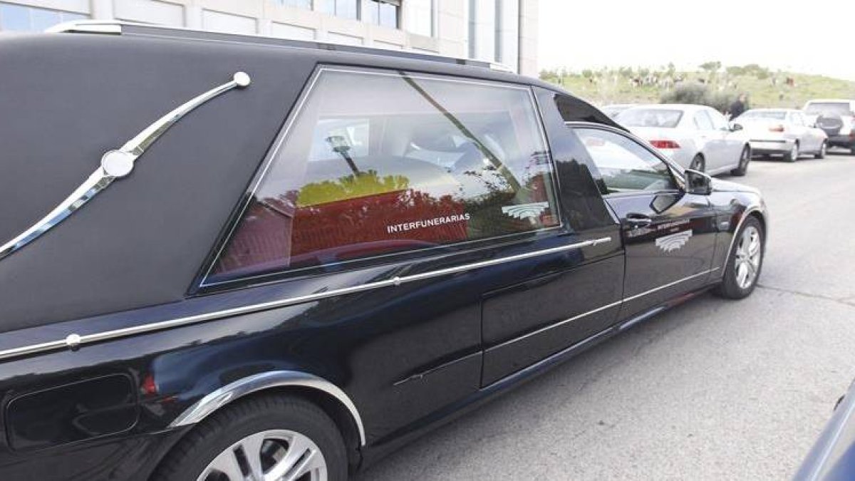 El cortejo fúnebre que traslada el féretro con los restos del expresidente Adolfo Suárez ha partido a las 09.35 horas desde la Clínica Cemtro -donde falleció ayer- hasta el Congreso de los Diputados, en el que se ha instalado la capilla ardiente que se ab