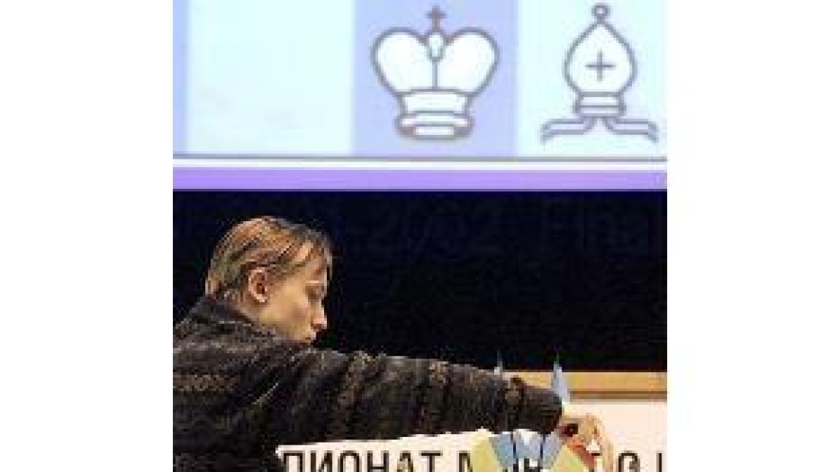 El campeón FIDE Ponomariov, a la izquierda, en un torneo de Moscú