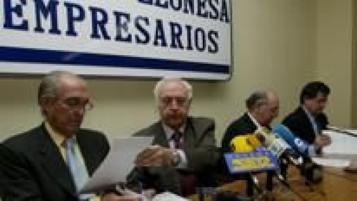 Representantes de las organizaciones empresariales que suscribieron el pacto por el Bierzo