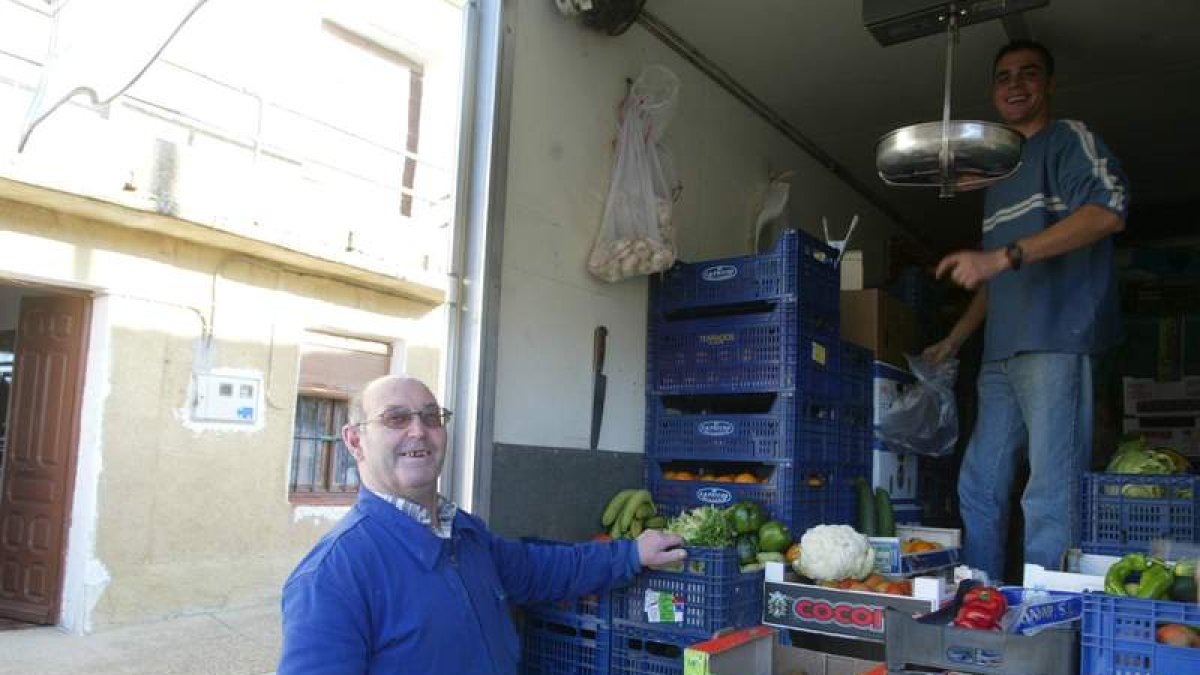 Frutero y cliente en un pueblo de la comarca de Sahagún, donde sólo hay venta ambulante.
