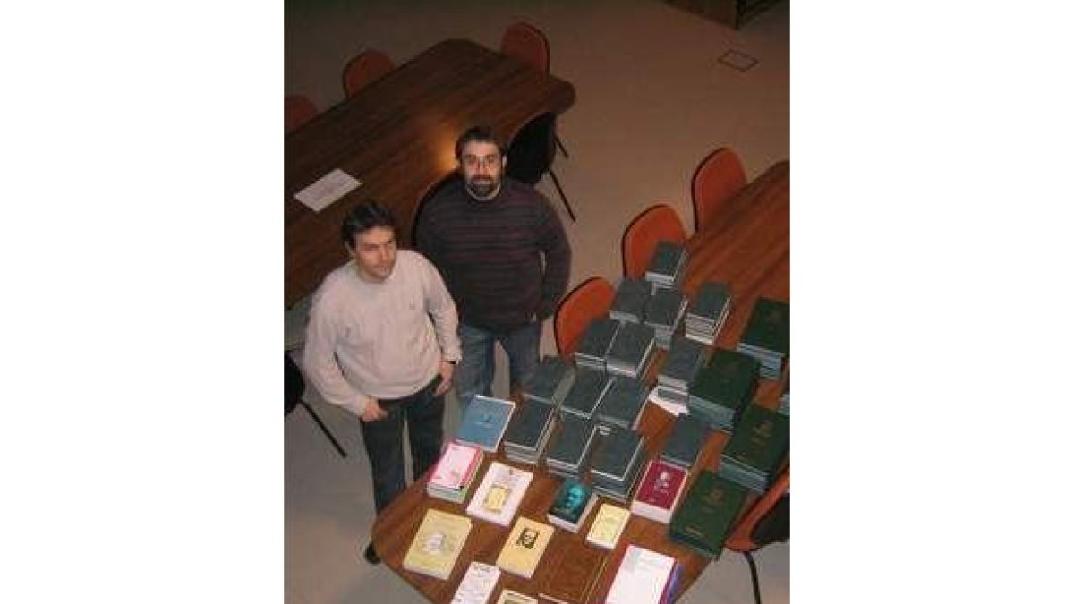 Representantes galleguistas en una entrega de libros.