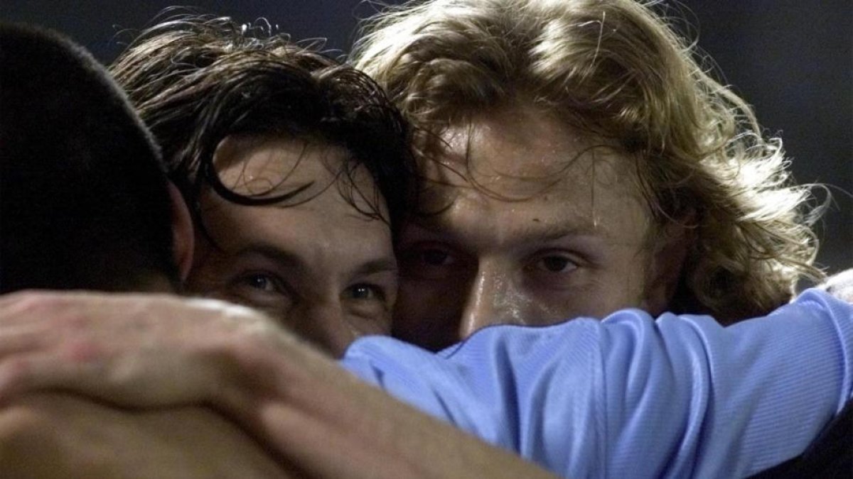 Mostovoi y Karpin celebran un gol del Celta contra la Juventus en un partido de la Copa de la UEFA del 2000.