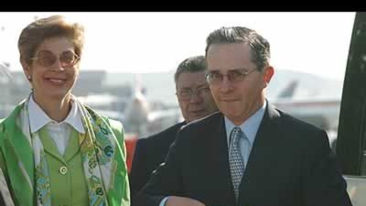 El presidente de Colombia, Alvaro Uribe, acompañado de la ministra de Relaciones Exteriores, Carolina Barco, a su llegada hoy al aeropuerto de Barajas.