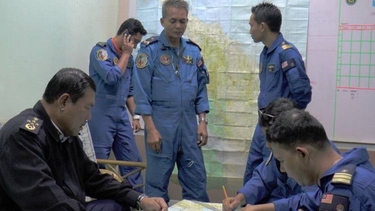 El personal de vigilancia marítima de Malasia durante las operaciones de búsqueda y rescate en la ciudad de Terengganu.