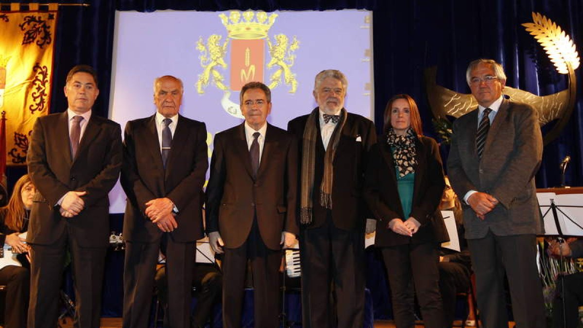 Galardonados y autoridades, en la foto de familia antes de la entrega de los reconocimientos.