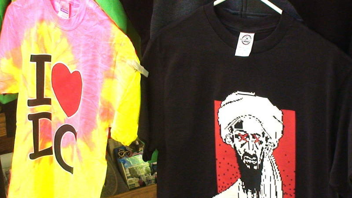 Uno de los puestos en el emblemático Mall de Washington vende camisetas alusivas al fallecimiento del terrorista.