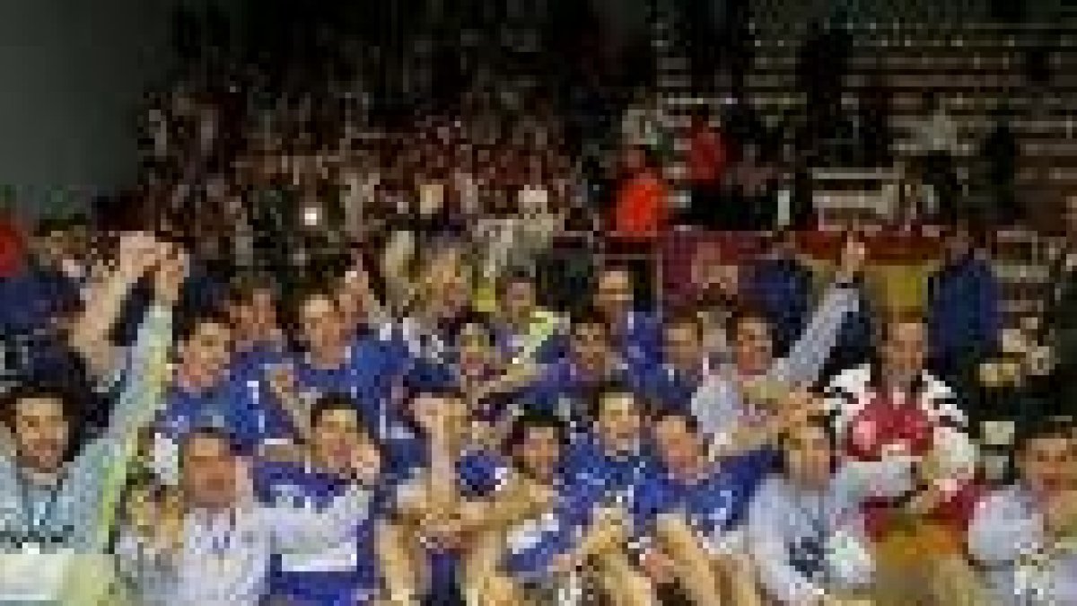 La plantilla y el cuerpo técnico del Ademar posan para los fotógrafos con el trofeo en Zagreb