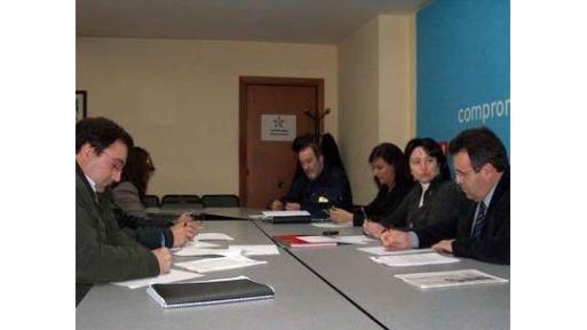 José Ignacio Martín (derecha) ayer con cargos socialistas.