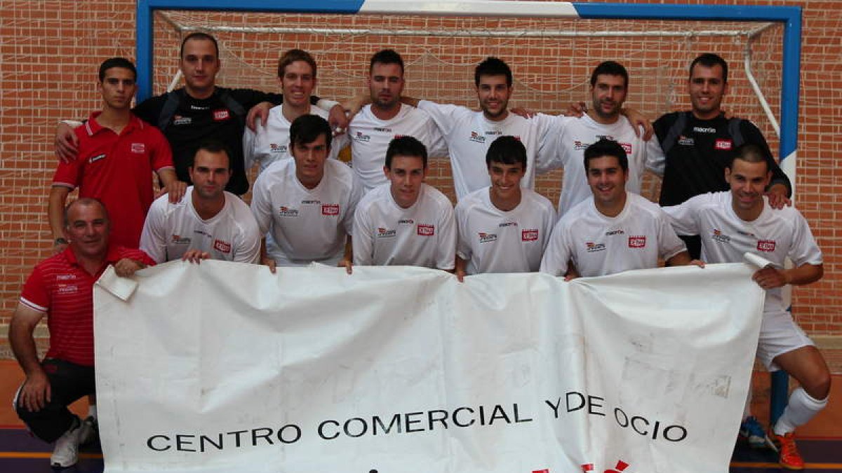 Formación del Puertas Deyma que milita en 2ª B, foto superior, y del Bar La Sacristía.