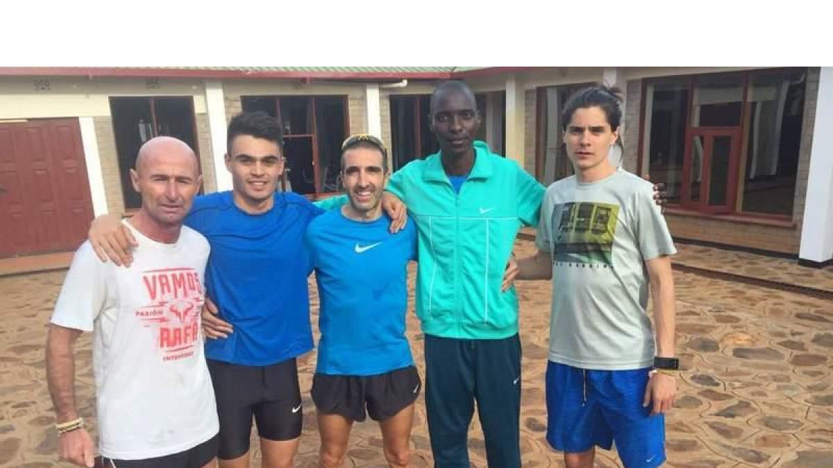 Aláiz junto a Abascal y tres atletas más, uno nativo de Iten.