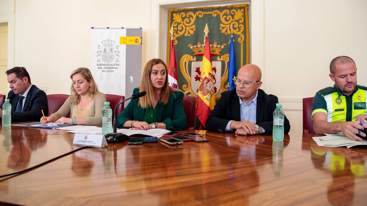 La delegada, acompañada del resto de participantes en la conferencia. CARLOS CAMPILLO/ICAL