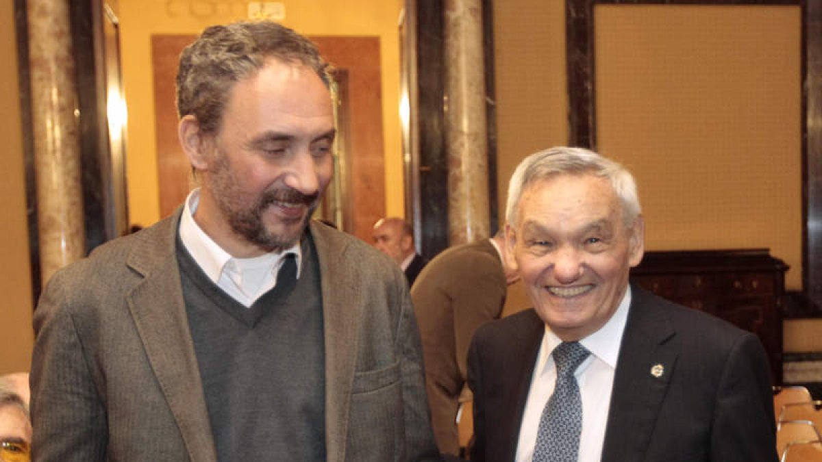 Amable Liñán, ayer en el Palacio de Zurbano, junto a su hijo.