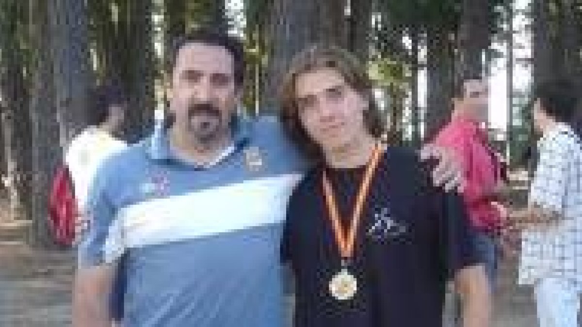 El leonés Adrián González junto a su entrenador, José María Rodríguez Pereira