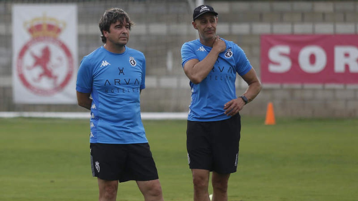 Edu Docampo empieza a preparar el partido de su debut oficial. FERNANDO OTERO