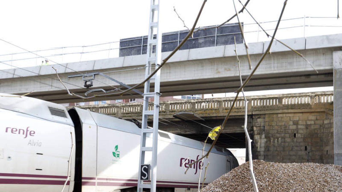 Un Alvia que cubre el trayecto Gijón-Madrid, bajo el puente de Trobajo. MARCIANO PÉREZ
