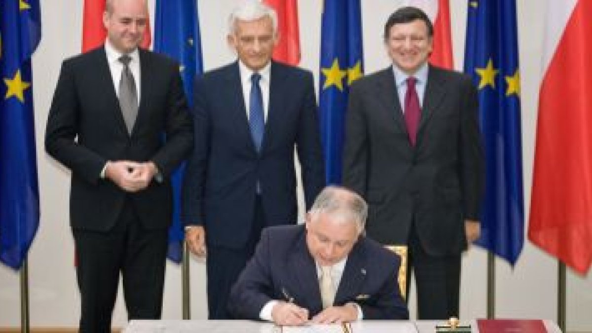 Momento de la firma del Tratado de Lisboa por el presidente polaco, Lech Kaczynski.