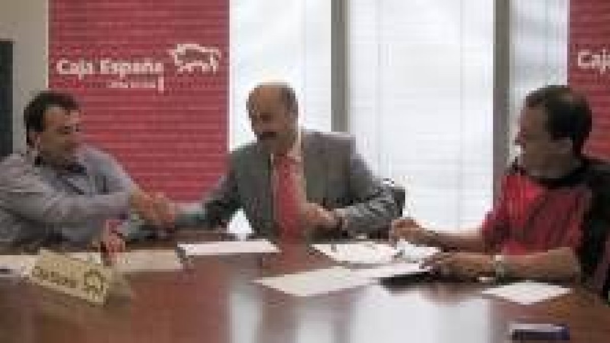 José Manuel Fernández del Corral y Domingo Fuertes, durante la firma del convenio ayer