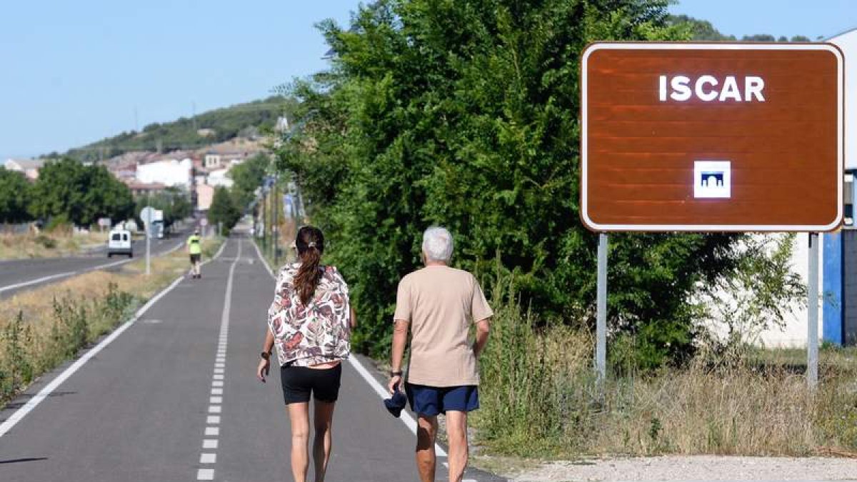 Dos vecinos de Íscar pasean por las afueras tras finalizar el confinamiento. NACHO GALLEGO