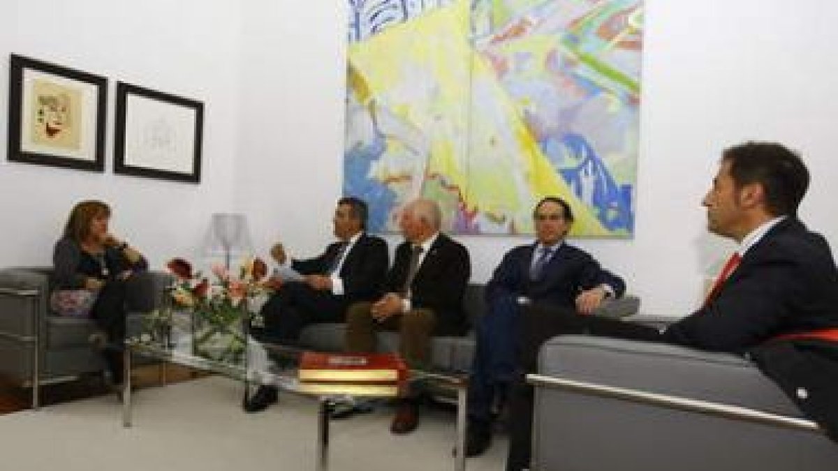 Carrasco con miembros de la directiva de la Fele, ayer en su despacho de la Diputación.
