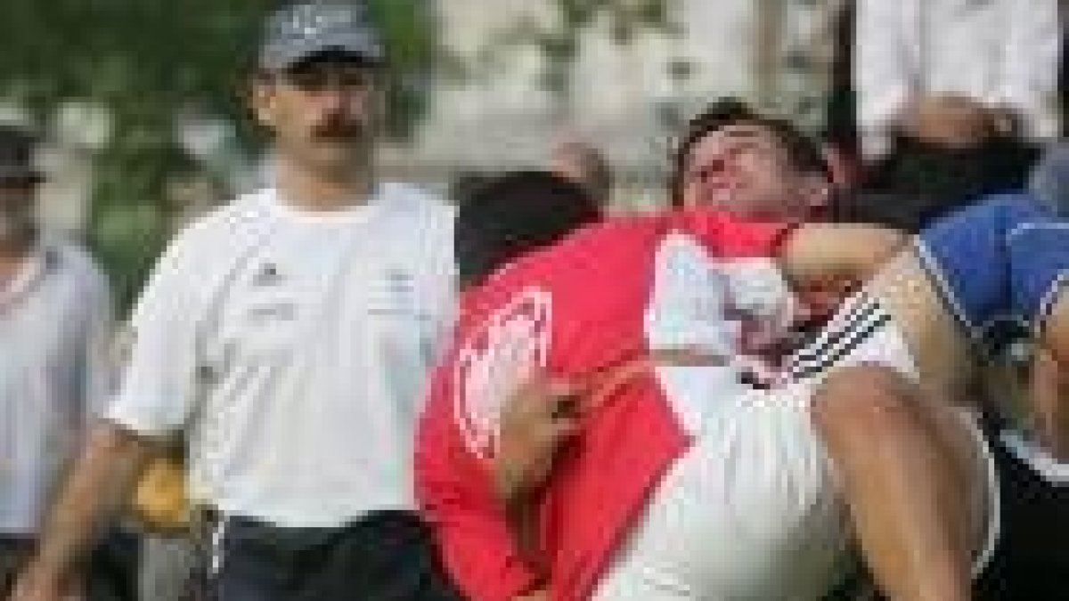 Fernando Viñuela de Celis, con gorra y camiseta blanca, arbitra un corro en una imagen de archivo