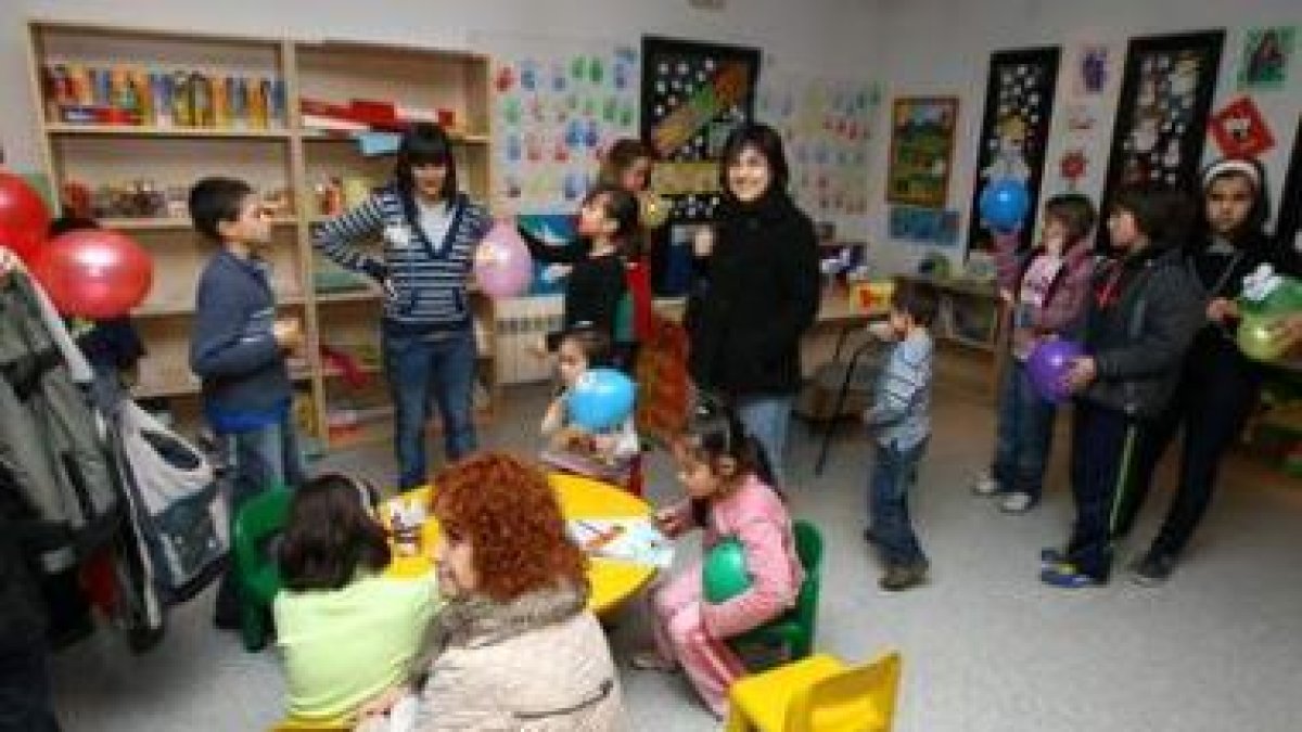 Niños y padres se mostraron encantados con la inauguración de la nueva ludoteca de Dehesas