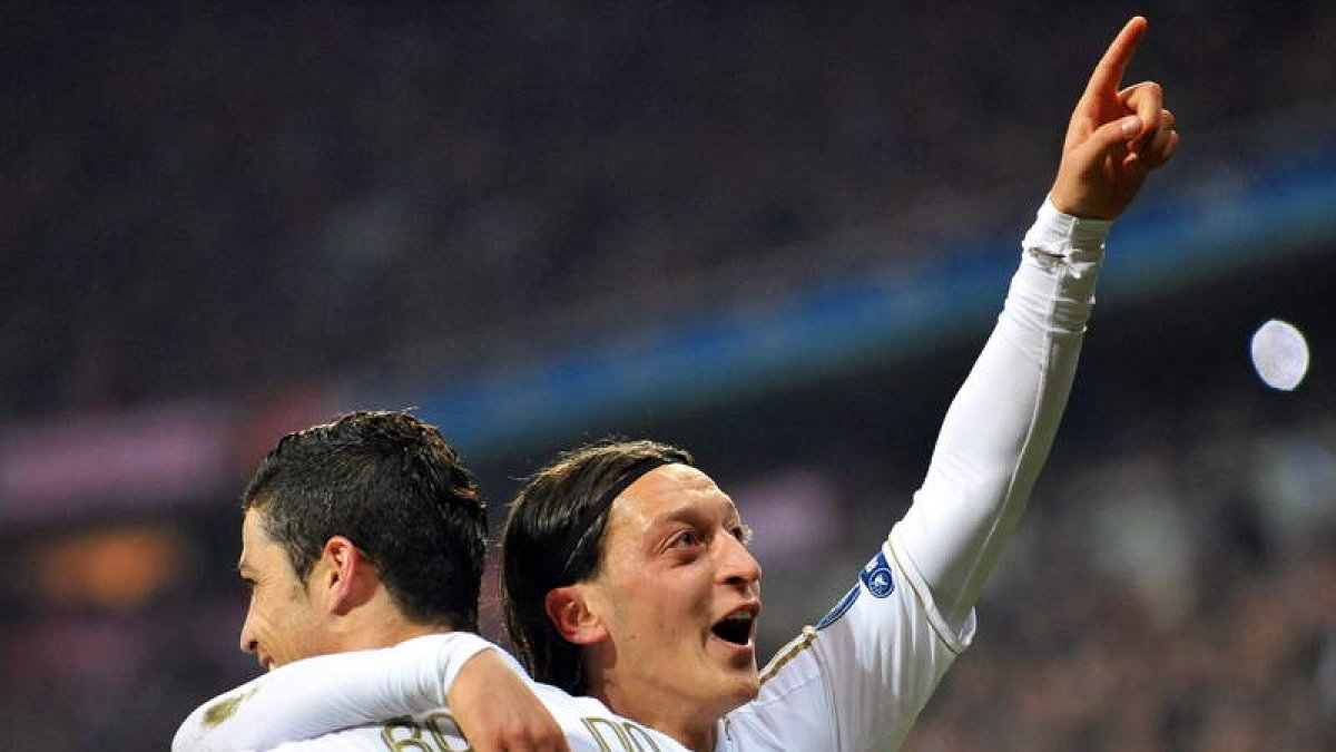 Mesut Özil celebra su importante gol con Cristiano Ronaldo.