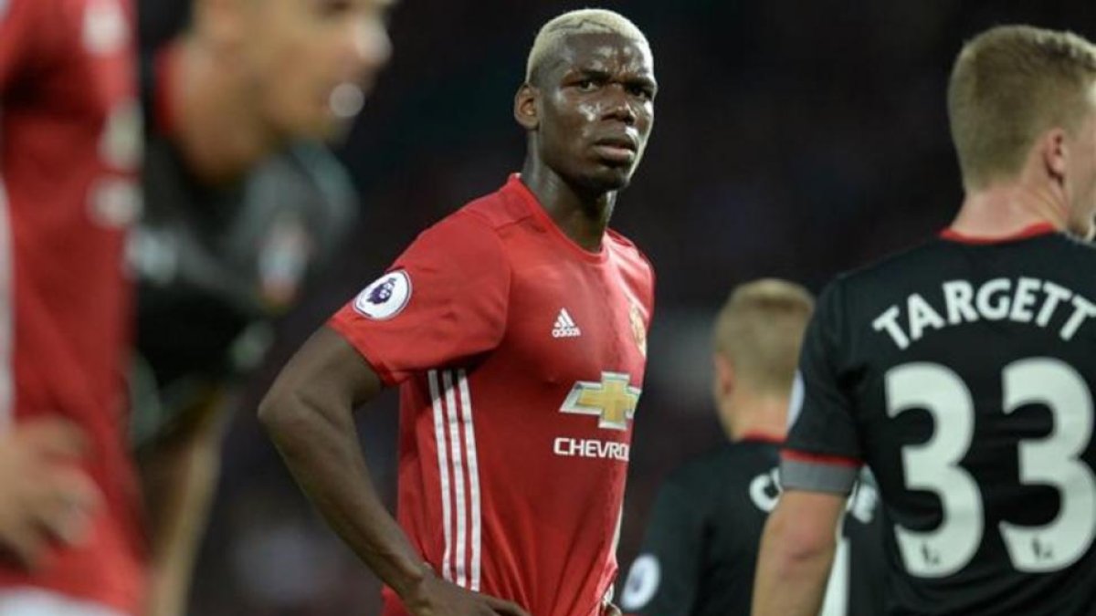 Pogba no acaba de encontrar su sitio en el United.