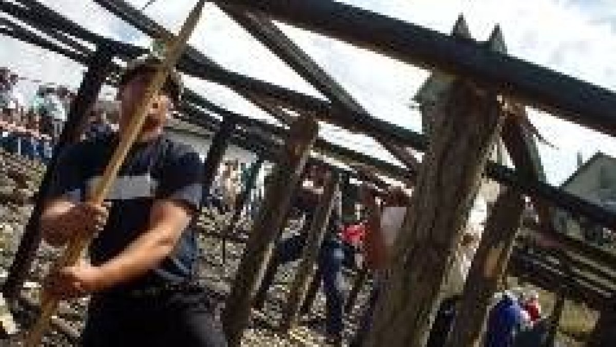 Un momento del certamen de posteadores y picadores mineros en Caboalles de Abajo