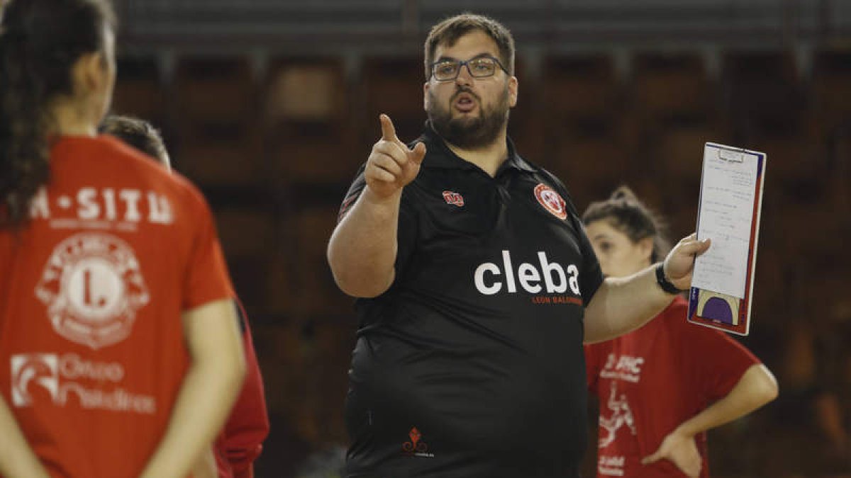 Aleix Pérez dirige un entrenamiento del Cleba en el Palacio. JESÚS F. SALVADORES
