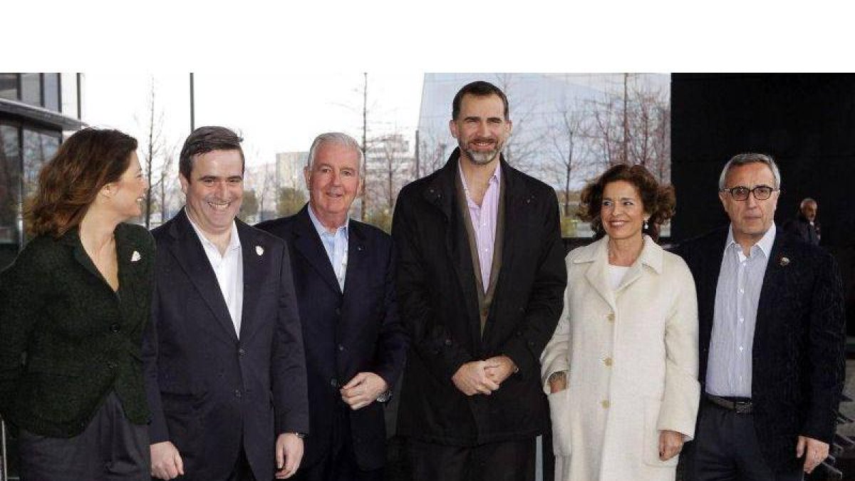 El Príncipe de Asturias posa con la consejera de Educación de Madrid, Lucía Figar; el presidente del Consejo Superior de Deportes, Miguel Cardenal; la alcaldesa de Madrid, Ana Botella; el presidente del Comité Olímpico Español, Alejandro Blanco y el presi