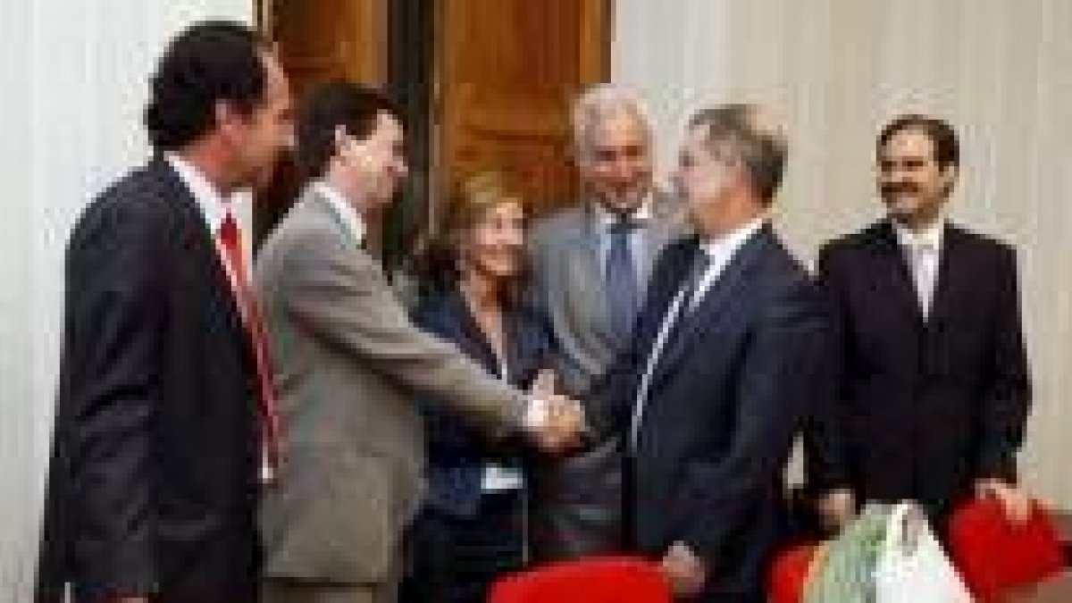El ministro Bermejo saluda al Pleno de Gobierno del TSJCyL