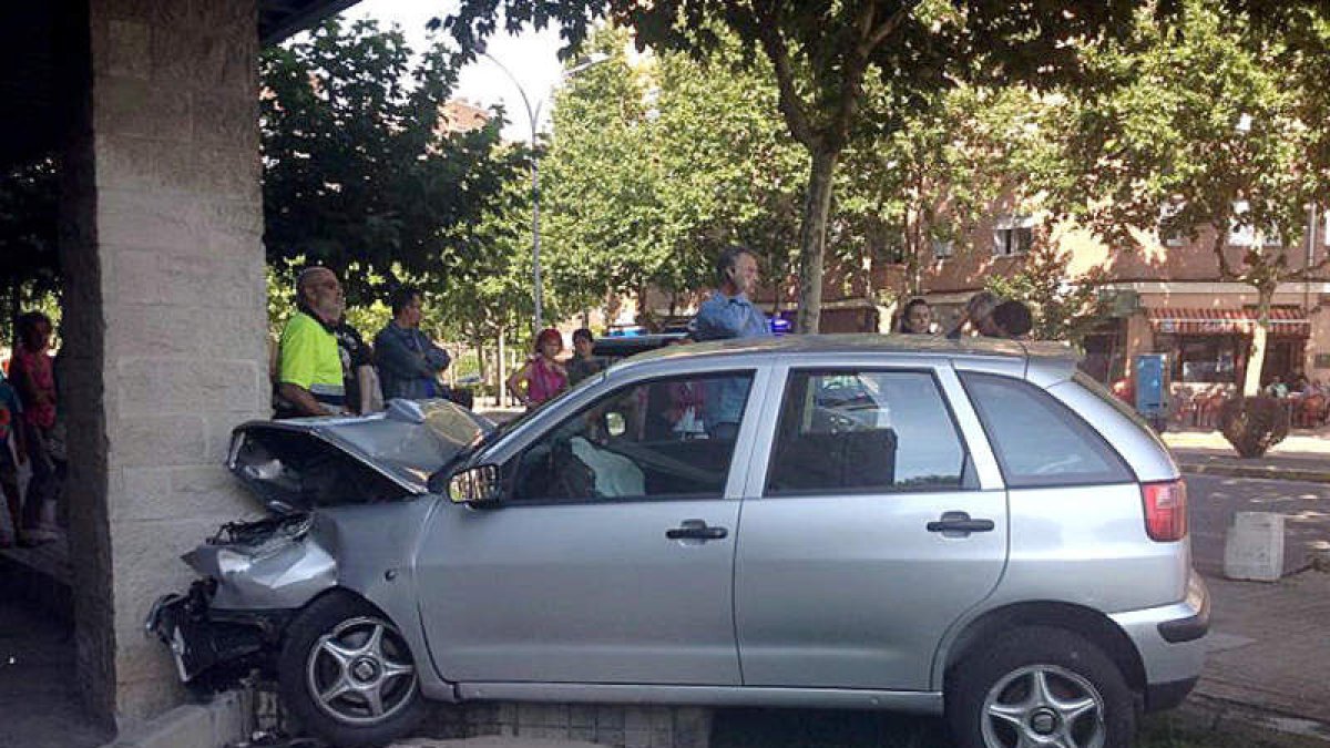 Estado en el quedó el vehículo tras impactar contra el inmueble.
