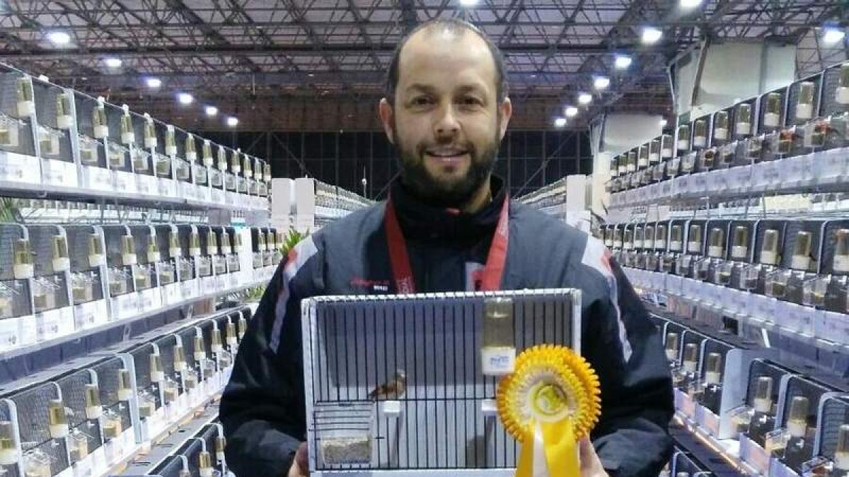 Óscar Vega posando con uno de los campeones en el certamen mundial celebrado en Almería. DL