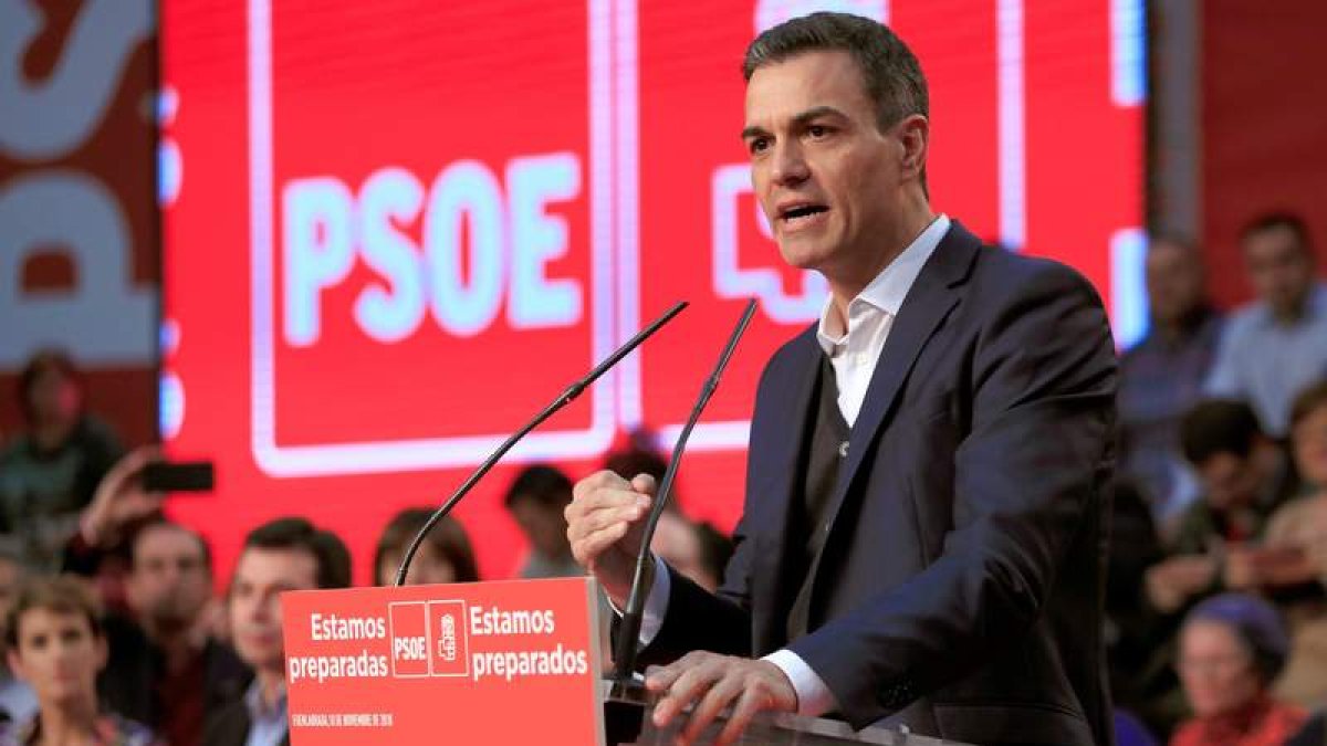 El presidente Sánchez durante su intervención en un mitin multitudinario en el municipio madrileño de Fuenlabrada. FERNANDO ALVARADO