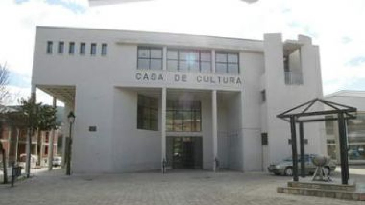 La Casa de Cultura de Fabero, donde ya se puede tramitar el carné joven municipal.