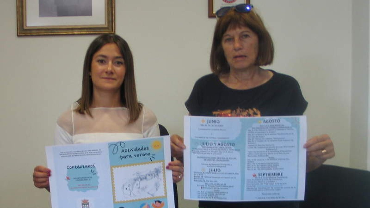 Las ediles Rocío Nieto y Trinidad Núñez con el programa. M. MACÍAS