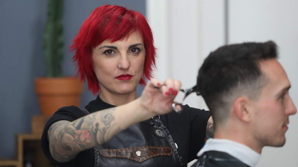 Yoli’s Barber Shop, con un cliente en Ponferrada.. L. DE LA MATA