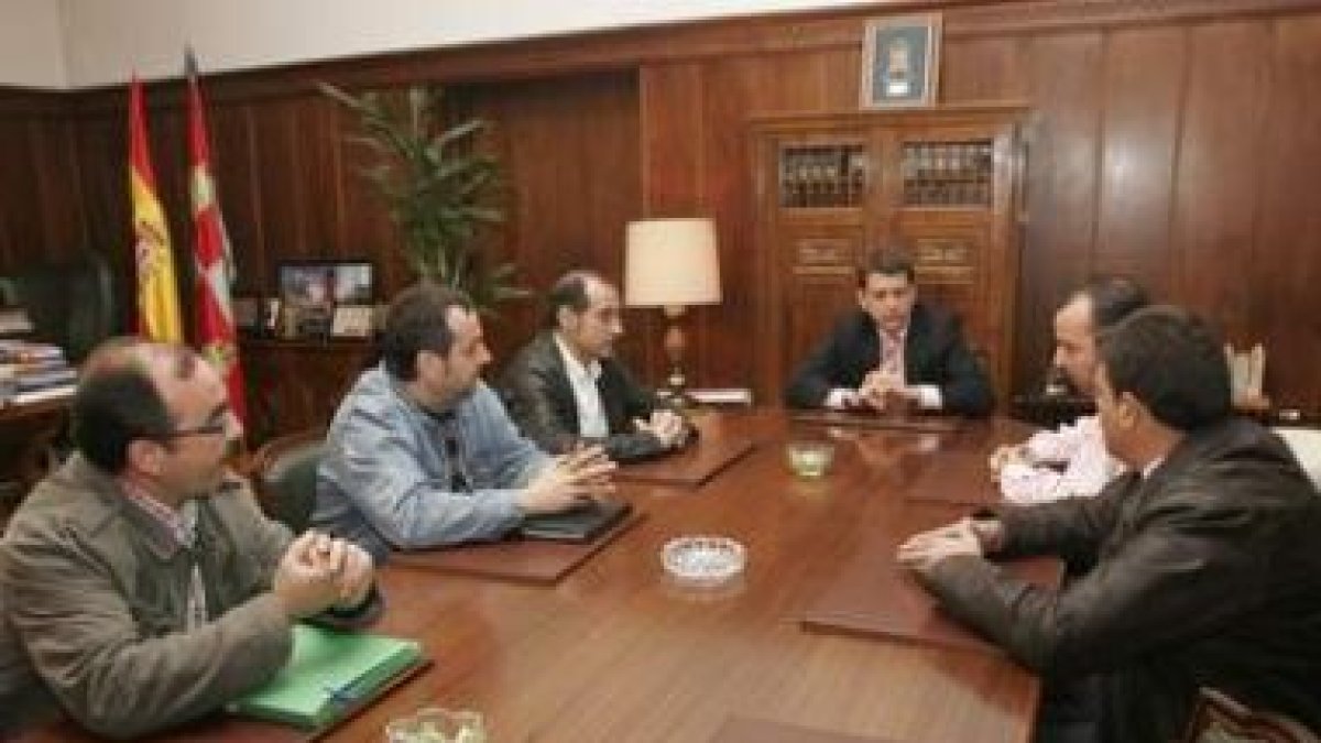 El alcalde de Ponferrada, al fondo, se reunión con los representantes de los trabajadores de LM
