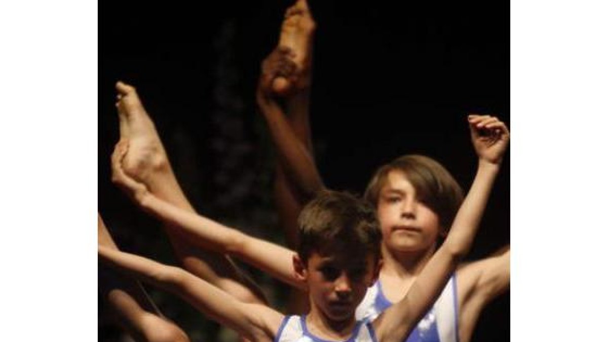 Exhibición de las alumnas de la Escuela Deportiva Municipal de Gimnasia Rítmica durante la entrega d