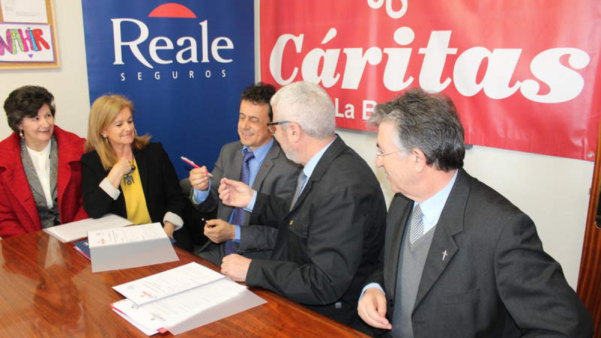 Los responsables de Reale y de Cáritas presentan este proyecto novedoso en la ciudad.