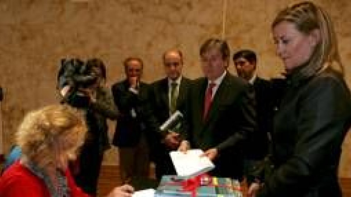 Del Olmo registra los presupuestos ante la mirada de Fernández Santiago