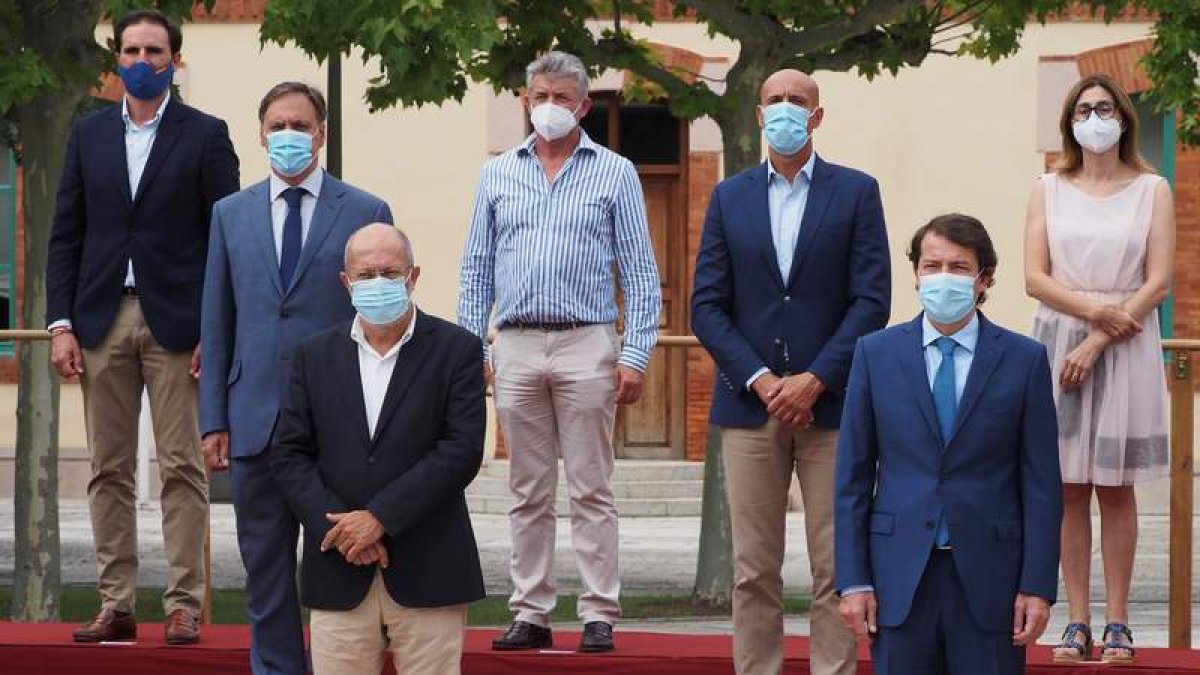 El alcalde de León, en segundo término, entre Igea y Mañueco. R. GARCÍA
