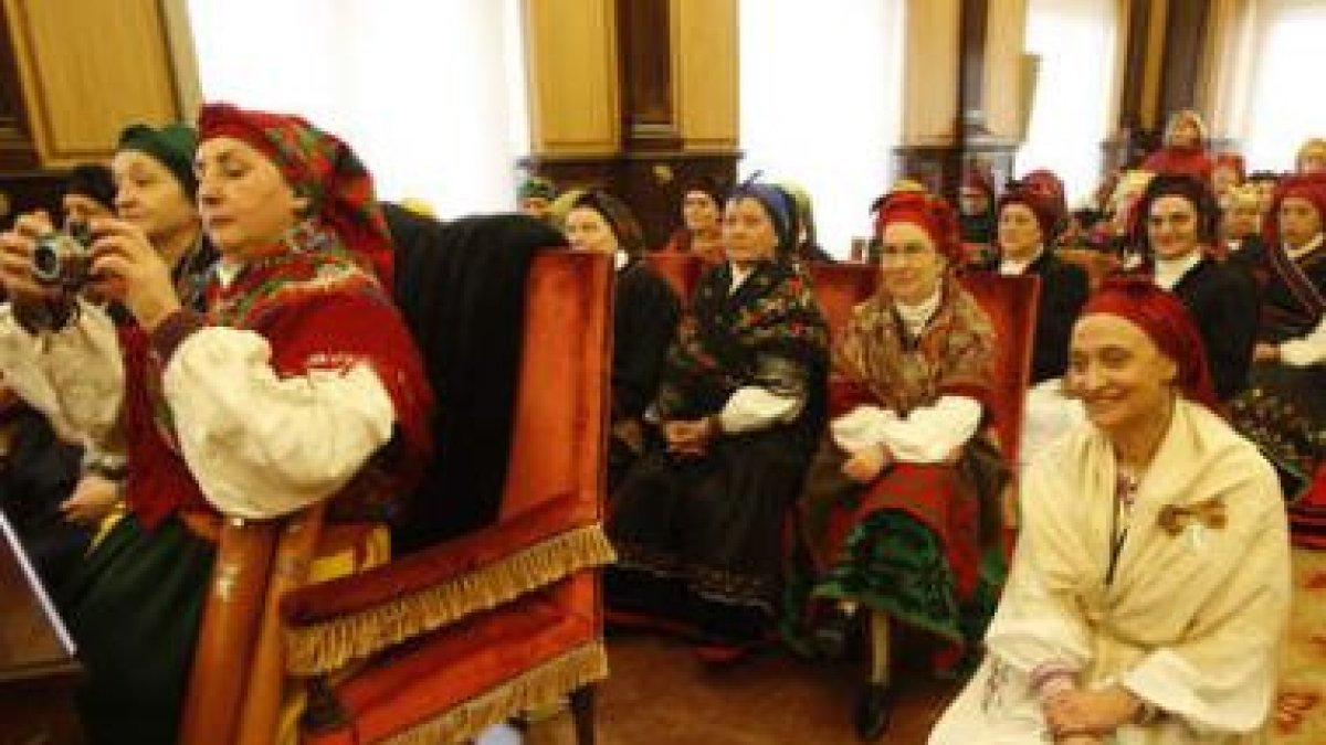 Acto de entrega del bastón de mando a la Águeda Mayor en el salón de plenos de San Marcelo, repleto