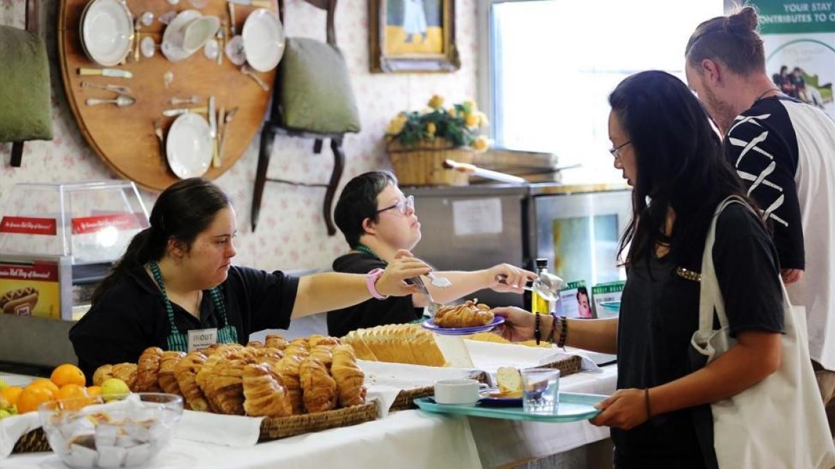 Dos discapacitadas trabajan en un albergue de Barcelona.