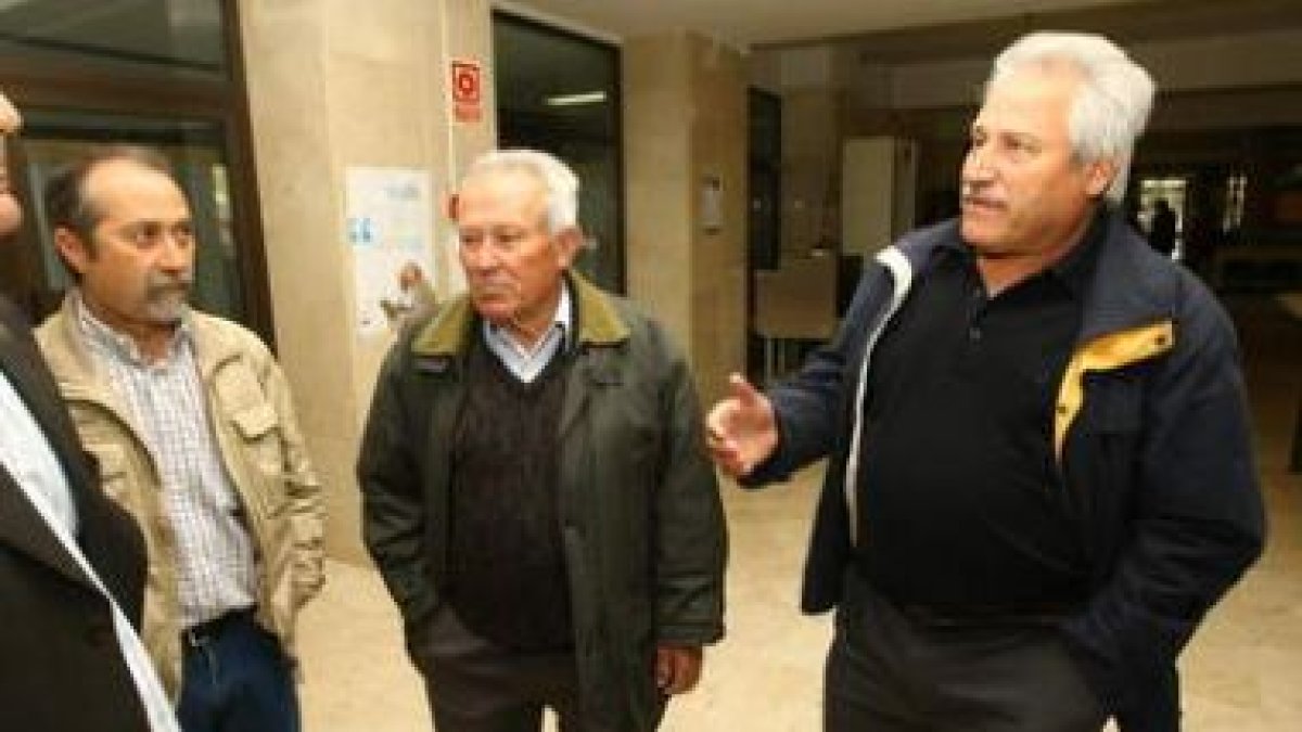 Los integrantes de la Junta Vecinal de Carucedo acudieron ayer con su abogado al juzgado.