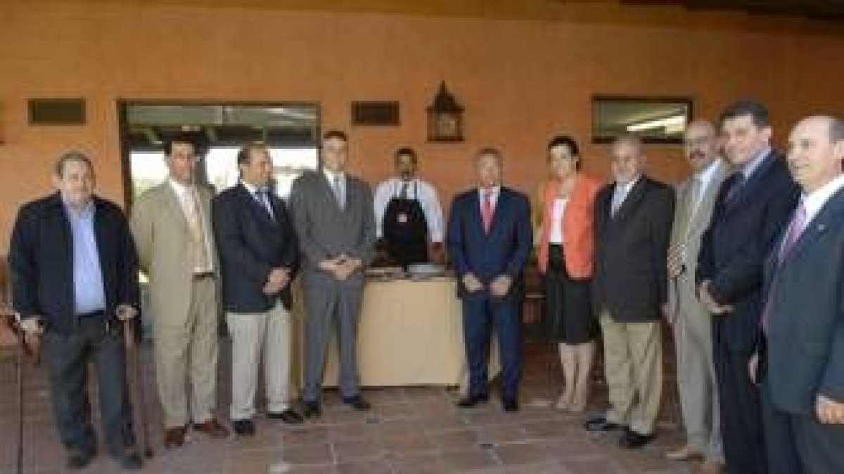 Los obsequiados con una insignia de oro con el presidente de Consejo Regulador de Cecina de León