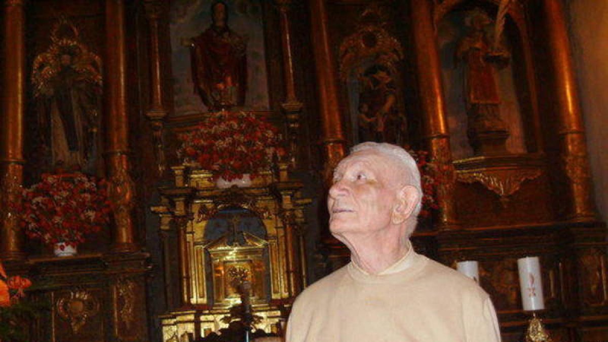 José Alfayate, en el interior de la iglesia de Santa Colomba.