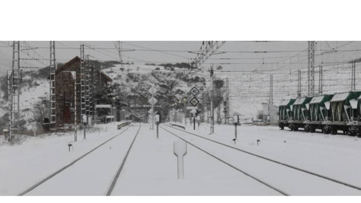 Vías del tren cubiertas de nieve. DL