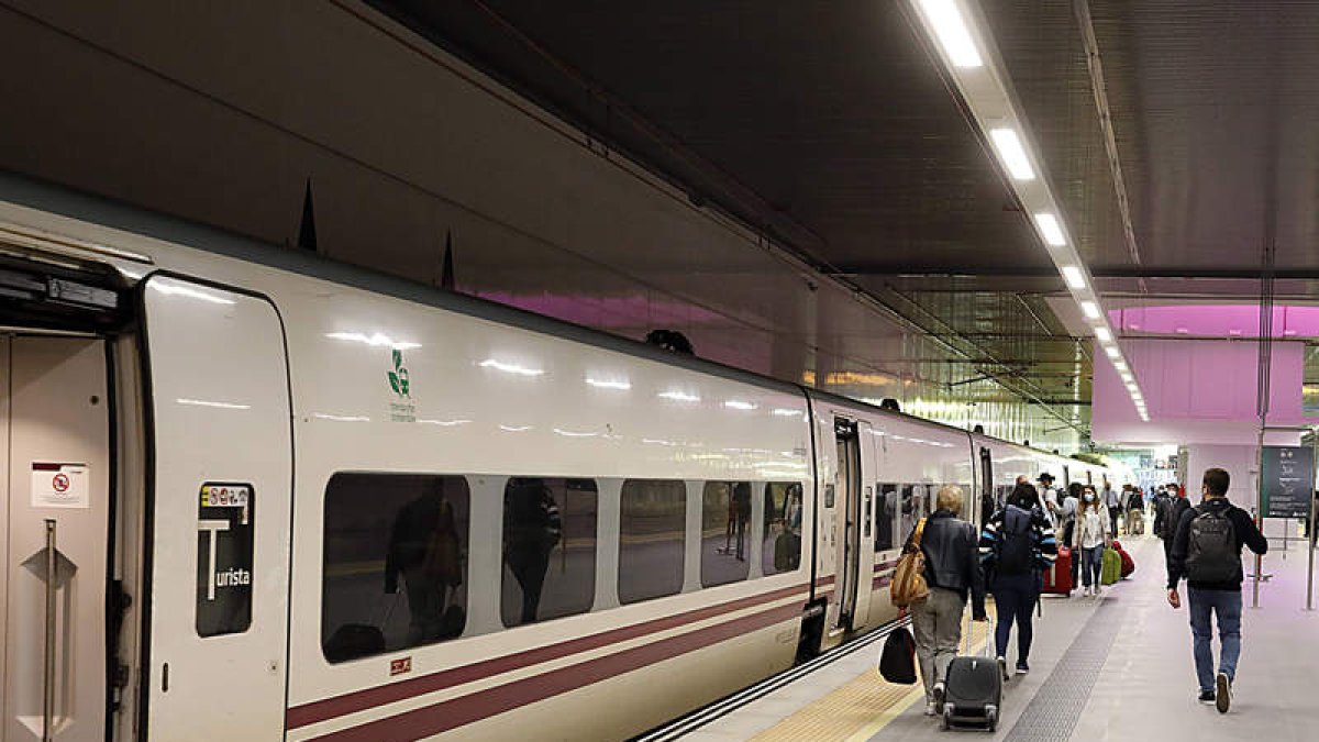 Viajeros en la estación de trenes de León. MARCIANO PÉREZ